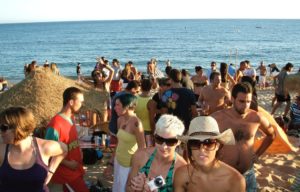 Beachparty im Surfcamp in Spanien, Andalusien